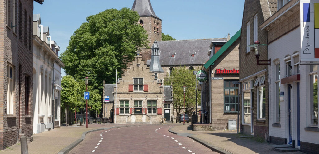 De dorpstraat in Halsteren met uitzicht op het historische gemeentehuis.