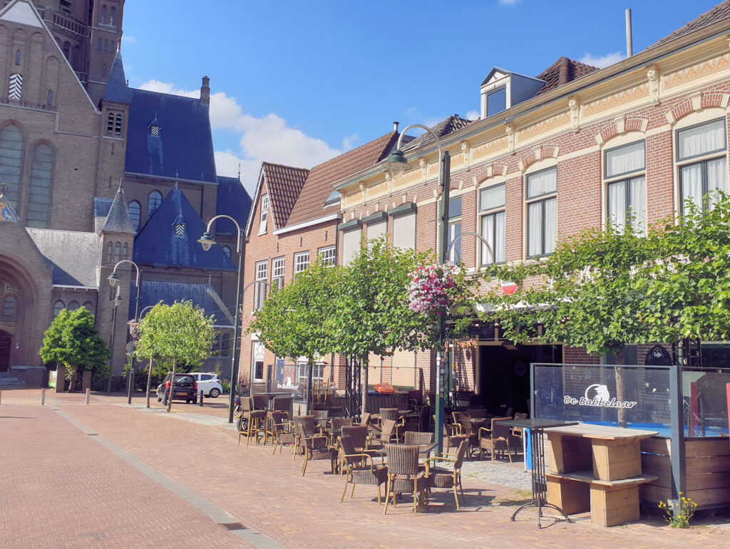 De markt van Steenbergen met uitzicht op de kerk